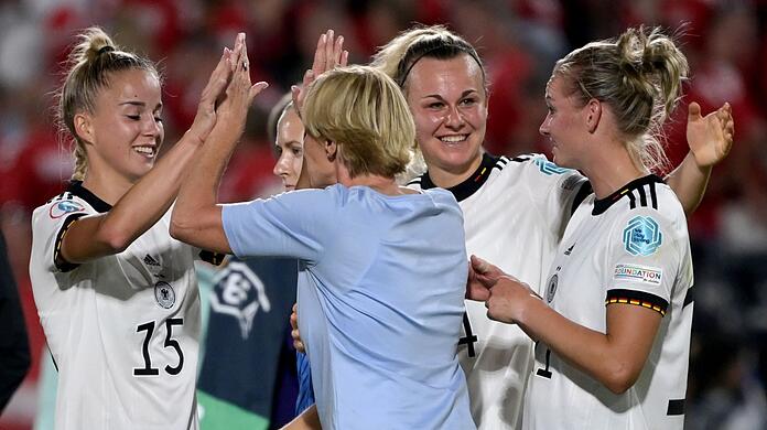 Bundestrainerin Martina Voss-Tecklenburg (2.v.l.) klatscht nach dem 4:0-Sieg mit Giulia Gwinn ab.