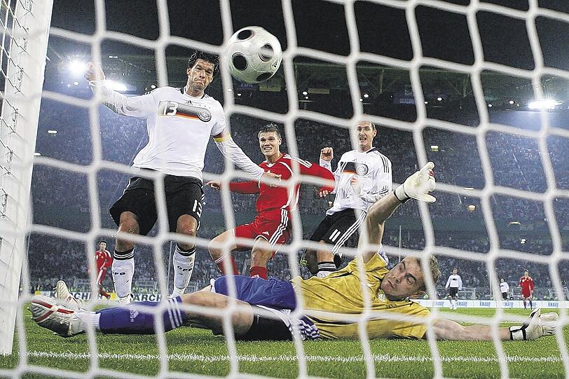 DFB-Kapitän Michael Ballack, der hier gegen den russischen Keeper Igor Akinfejew zum 2:0 für Deutschland trifft, wurde von Bundestrainer Joachim Löw (kl. Foto unten) zur Höchstleistung getrieben.