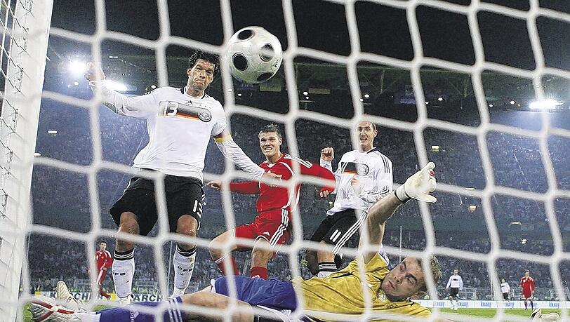 DFB-Kapitän Michael Ballack, der hier gegen den russischen Keeper Igor Akinfejew zum 2:0 für Deutschland trifft, wurde von Bundestrainer Joachim Löw (kl. Foto unten) zur Höchstleistung getrieben. DFB-Kapitän Michael Ballack, der hier gegen den russischen Keeper Igor Akinfejew zum 2:0 für Deutschland trifft, wurde von Bundestrainer Joachim Löw (kl. Foto unten) zur Höchstleistung getrieben.