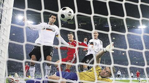 DFB-Kapitän Michael Ballack, der hier gegen den russischen Keeper Igor Akinfejew zum 2:0 für Deutschland trifft, wurde von Bundestrainer Joachim Löw (kl. Foto unten) zur Höchstleistung getrieben.