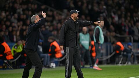 PSG-Coach Luis Enrique (l) und Bayern-Trainer Vincent Kompany in Aktion am Spielfeldrand.