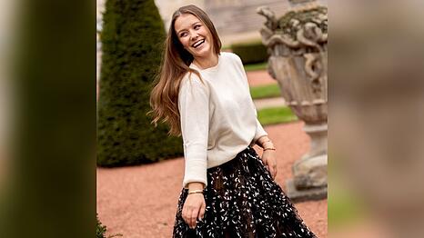 Prinzessin Isabella posiert lachend f&uuml;r die neuen Geburtstagsportr&auml;ts.