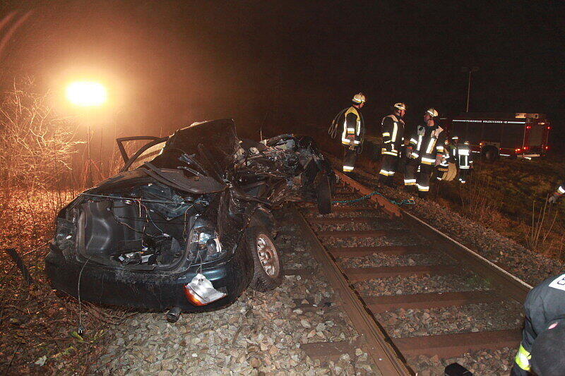Am Bahnübergang an 
der Kreuzstraße rammt eine S-Bahn den Wagen eines Fahranfängers und schleift ihn 200 Meter mit. Unglaublich: der Fahrer konnte das Wrack mit mehreren Knochenbrüchen, aber immerhin aus eigener Kraft verlassen.