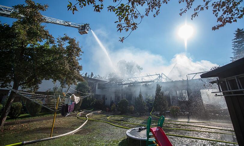 Feuerwehrleute löschen am 06.09.2013 in Dachau einen Brand. Bei diesem Feuer wurde ein Wohnhaus vollständig zerstört.