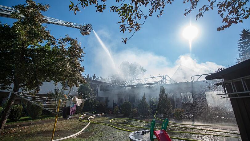 Feuerwehrleute löschen am 06.09.2013 in Dachau einen Brand. Bei diesem Feuer wurde ein Wohnhaus vollständig zerstört. Feuerwehrleute löschen am 06.09.2013 in Dachau einen Brand. Bei diesem Feuer wurde ein Wohnhaus vollständig zerstört.
