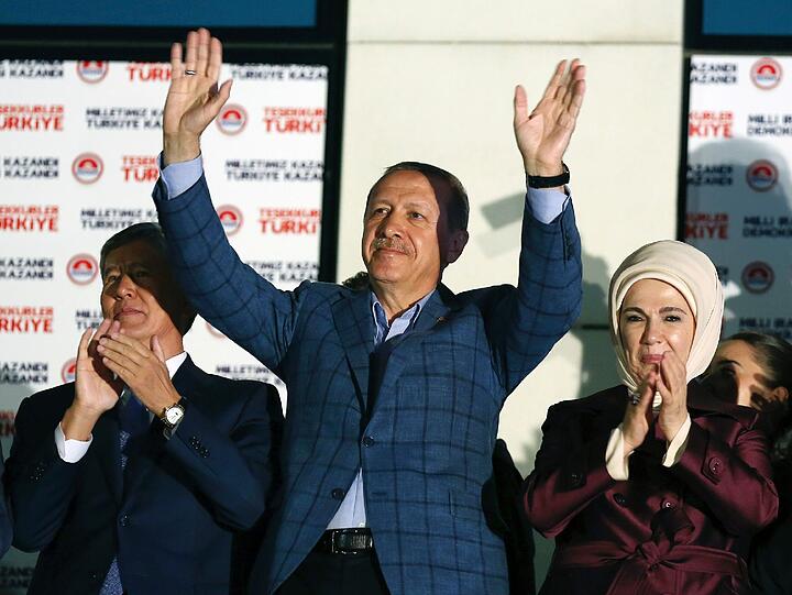 Wahlsieger Recep Tayyip Erdogan Und seine Frau Emnine (r.) feiern die Wahlsieg.