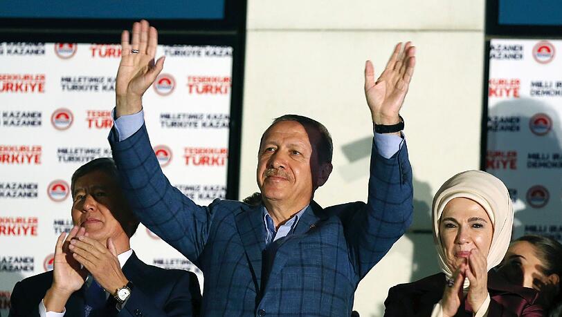 Wahlsieger Recep Tayyip Erdogan Und seine Frau Emnine (r.) feiern die Wahlsieg. Wahlsieger Recep Tayyip Erdogan Und seine Frau Emnine (r.) feiern die Wahlsieg.