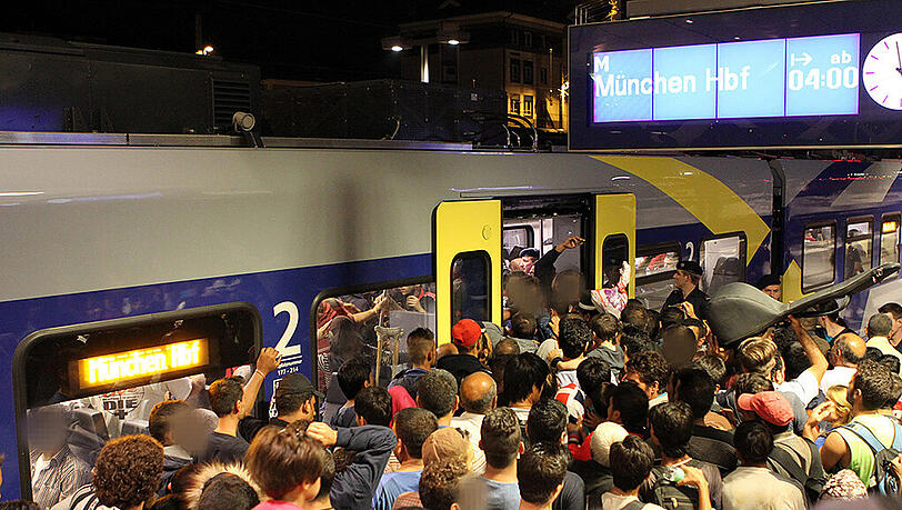 Am Samstag sind tausende Flüchtlinge via Salzburg nach Deutschland gekommen. Am Samstag sind tausende Flüchtlinge via Salzburg nach Deutschland gekommen.