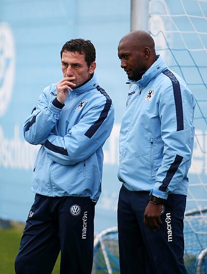 Auch der bisherige Co-Trainer Collin Benjamin, rechte Hand des geschassten Trainers Torsten Fröhling, durfte nach wie vor das Training der Löwen begleiten - und tauschte sich auf dem Platz angeregt mit Kmetsch aus.