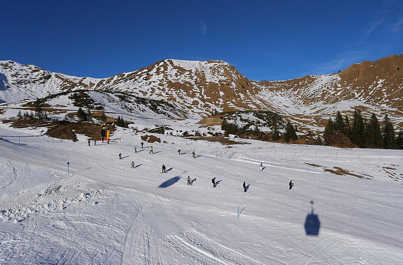 Noch liegt viel Kunstschnee unterhalb der 1780 Meter hoch gelegenen Mittelstation des Fellhorns: Das könnte sich in den kommenden Tagen ändern &ndash; zur Freude vieler Wintersportler.