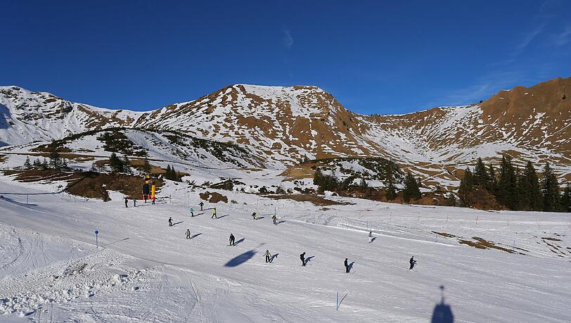 Noch liegt viel Kunstschnee unterhalb der 1780 Meter hoch gelegenen Mittelstation des Fellhorns: Das könnte sich in den kommenden Tagen ändern – zur Freude vieler Wintersportler. Noch liegt viel Kunstschnee unterhalb der 1780 Meter hoch gelegenen Mittelstation des Fellhorns: Das könnte sich in den kommenden Tagen ändern – zur Freude vieler Wintersportler.