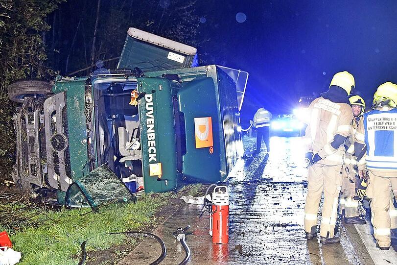 Bei einem UNfall auf der A92 rutschte in der Nacht ein LKW von der Straße.