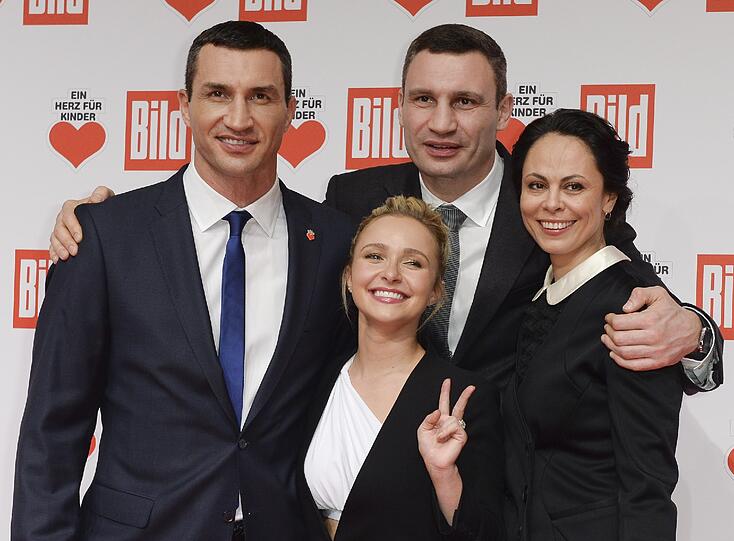 Der ukrainische Boxer Wladimir Klitschko (l) mit seiner Verlobte, die US-amerikanischen Schauspielerin Hayden Panettiere und der ehemalige ukrainische Boxer Vitali Klitschko und seine Frau Natalia