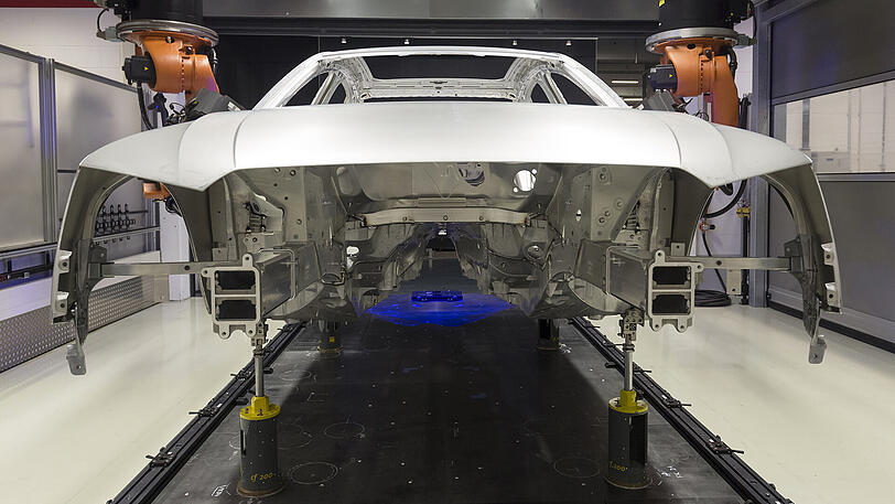 Karosserie eines Audi A8 in einer Produktionshalle in Neckarsulm: Audi bereitet seine Stammwerke jetzt für den Bau von Elektroautos vor.