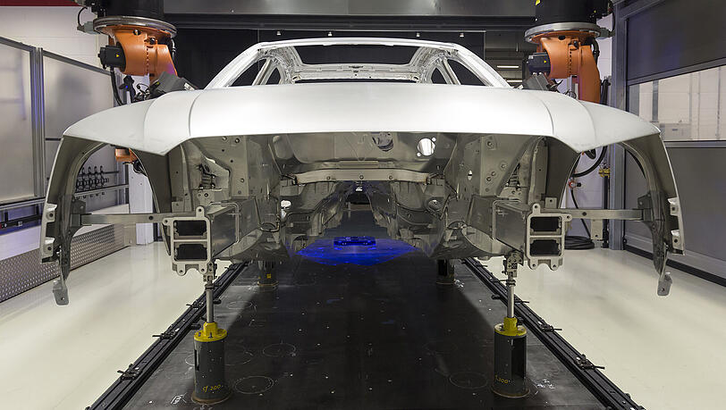 Karosserie eines Audi A8 in einer Produktionshalle in Neckarsulm: Audi bereitet seine Stammwerke jetzt für den Bau von Elektroautos vor. Karosserie eines Audi A8 in einer Produktionshalle in Neckarsulm: Audi bereitet seine Stammwerke jetzt für den Bau von Elektroautos vor.