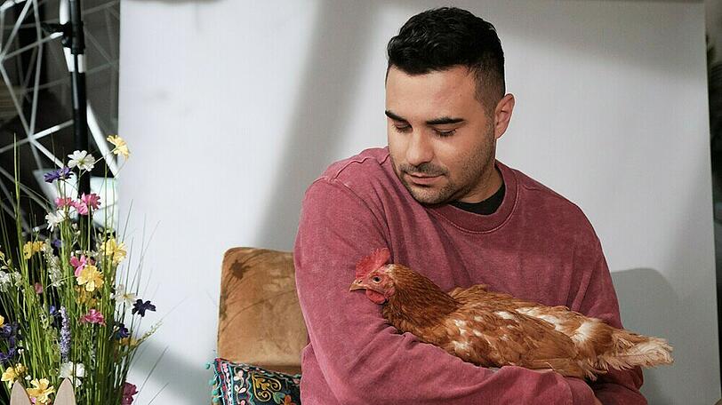 "Unter uns": Easy freundet sich beim Oster-Shooting mit einem Huhn an