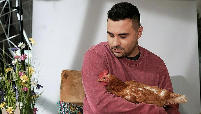 "Unter uns": Easy freundet sich beim Oster-Shooting mit einem Huhn an "Unter uns": Easy freundet sich beim Oster-Shooting mit einem Huhn an