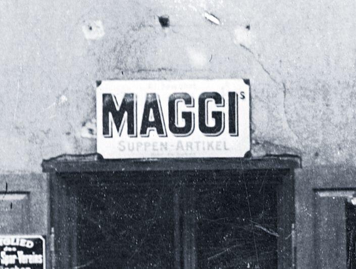 Maggi: gegründet vom Schweizer Julius Maggi. Die berühmte Würze wird 1886 erfunden. Als das Foto entsteht, führt das Unternehmen gerade umfangreiche Sozialleistungen wie Kantine, Arbeiterwohnungen, Betriebskrankenkasse, Witwen- und Altersrente ein. 1947 fusioniert es mit Nestlé.