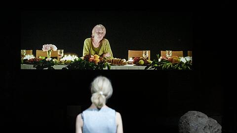 Ursina Lardi mit Helga Bedau (im Video) in Milo Raus &bdquo;Everywoman&ldquo; bei den Salzburger Festspielen.