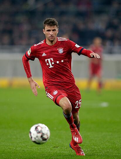 THOMAS MÜLLER, NOTE 2: Löw-Opfer Nummer drei. Agierte als halber Rechtsaußen wie schon in Gladbach. Konnte, wie die Fußballer so gerne sagen, "raushauen", da er gegen Liverpool wegen Teil zwei seiner Rotsperre zuschauen muss. Klaute viele Bälle, verzettelte sich jedoch in den Eins-gegen-Eins-Duellen. Pluspunkt: Sein kluger Assist auf Gnabry bei dessen 1:0. Vergab viele Möglichkeiten, traf dann aber doch mit links zum 4:0 (76.).