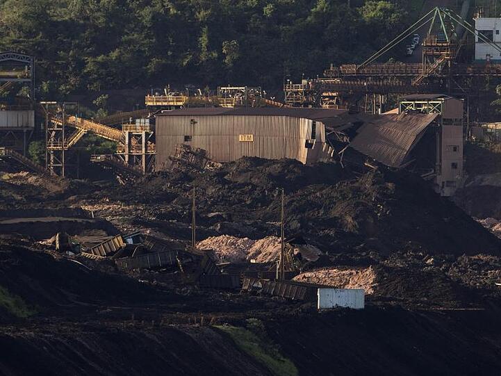 Rund 200 Feuerwehrleute und 13 Hubschrauber beteiligen sich an den Such- und Bergungsarbeiten nahe der Ortschaft Brumadinho im Bundesstaat Minas Gerais.