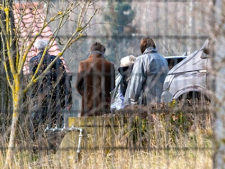 Ortstermin des Regensburger Landgerichts auf dem Gelände des Hauses einer angeklagten Zahnärztin. Foto: Armin Weigel/dpa