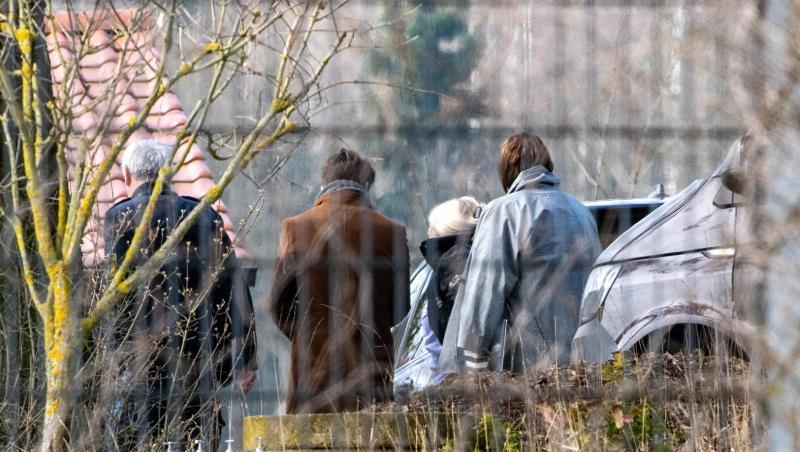 Ortstermin des Regensburger Landgerichts auf dem Gelände des Hauses einer angeklagten Zahnärztin. Foto: Armin Weigel/dpa Ortstermin des Regensburger Landgerichts auf dem Gelände des Hauses einer angeklagten Zahnärztin. Foto: Armin Weigel/dpa