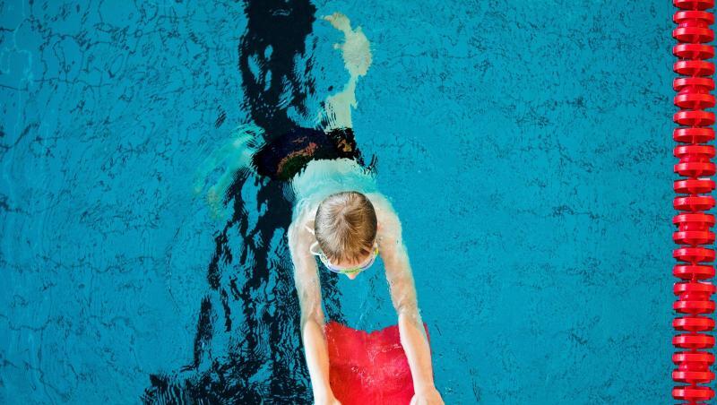 Ein Junge nimmt an einem Schwimmkurs für Kinder teil.