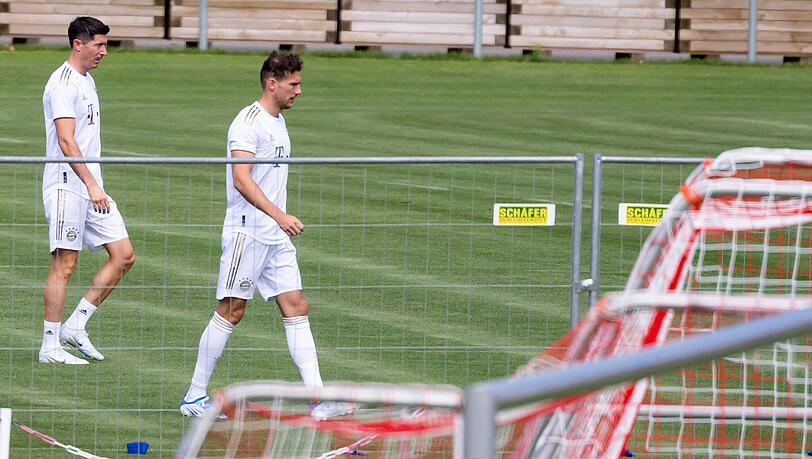 Leon Goretzka (r.) im Bayern-Training.