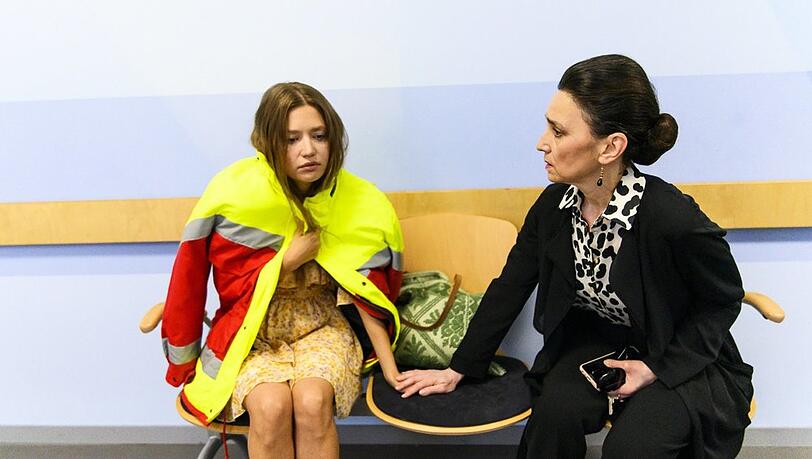 "Alles was zählt": Nathalie (l.) und Simone sind in großer Sorge um Chiara.