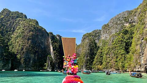 Die meisten Touristen besuchen die Phi Phi Islands mit solchen traditionellen Booten. (Archivbild)