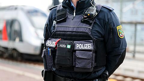 Eine Zugbegleiterin ist von einem Fahrgast angegriffen und im Gesicht verletzt worden. (Archivbild)