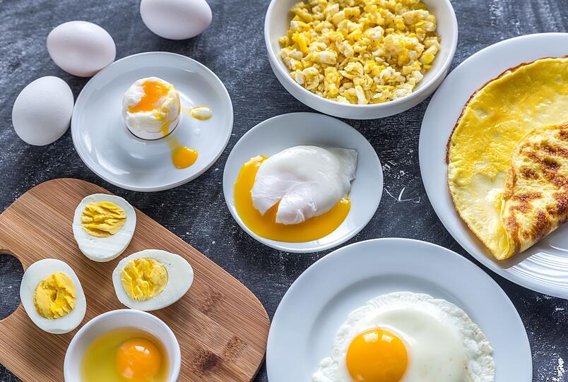 Hartgekochte Eier sind ein idealer Snack, der lange satt hält. Sie enthalten kaum Kohlenhydrate, dafür aber viel Eiweiß. Auch zum Frühstück sind Eier eine gute Wahl - ob als Rührei, Spiegelei oder Omelette. Ein proteinreiches Frühstück sorgt für einen energiereichen Start in den Tag und beugt Heißhungerattacken bis zum Mittagessen vor. Hartgekochte Eier sind ein idealer Snack, der lange satt hält. Sie enthalten kaum Kohlenhydrate, dafür aber viel Eiweiß. Auch zum Frühstück sind Eier eine gute Wahl - ob als Rührei, Spiegelei oder Omelette. Ein proteinreiches Frühstück sorgt für einen energiereichen Start in den Tag und beugt Heißhungerattacken bis zum Mittagessen vor.