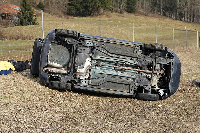 Schlimmer Unfall auf der A8 bei Siegsdorf: Drei Frauen haben sich mit ihrem Auto überschlagen.