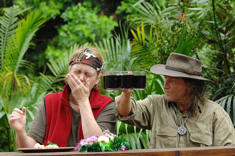 Ramona muss laut loslachen, als Dirk Bach erklärt, was Vincent da trinken muss.