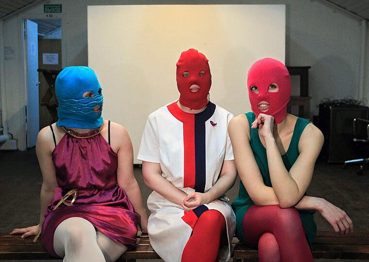 Prozess gegen drei Mitglieder der feministischen Punkrockband Pussy Riot: Den zwischen 23 und 29 Jahre alten Frauen wird vorgeworfen, mit zwei anderen Band-Kolleginnen Ende Februar die orthodoxe Christ-Erlöser-Kathedrale gestürmt und den russischen Präsidenten Wladimir Putin beleidigt zu haben.