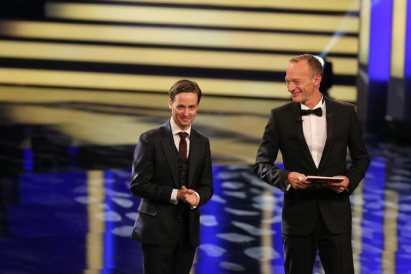 Tom Schilling und Moderator Christoph Süß.
