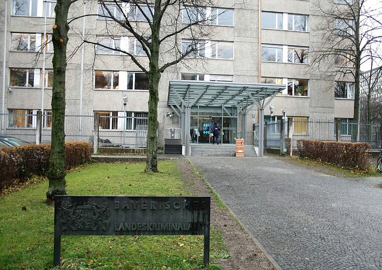 Nun ist das Landeskriminalamt in der Maillingerstraße für die Ermittlungen von Polizisten gegen Polizisten (interne Ermittlungen) zuständig. Die künftig 13 Sachbearbeiter in München sollen in absehbarer Zeit auch hierhin umziehen.
