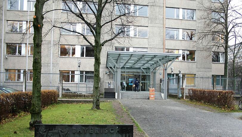 Nun ist das Landeskriminalamt in der Maillingerstraße für die Ermittlungen von Polizisten gegen Polizisten (interne Ermittlungen) zuständig. Die künftig 13 Sachbearbeiter in München sollen in absehbarer Zeit auch hierhin umziehen. Nun ist das Landeskriminalamt in der Maillingerstraße für die Ermittlungen von Polizisten gegen Polizisten (interne Ermittlungen) zuständig. Die künftig 13 Sachbearbeiter in München sollen in absehbarer Zeit auch hierhin umziehen.