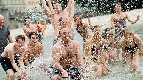 Bald können sich die Münchner wieder in der Isar abkühlen.