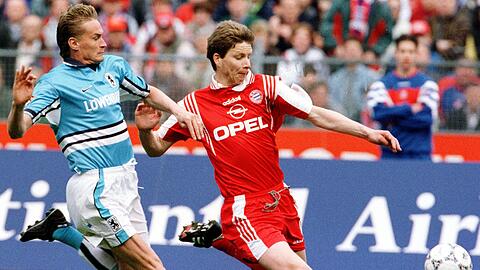 Manni Bender (links), hier im Laufduell mit Michael Tarnat, spielte unter anderem für 1860 München und den FC Bayern.