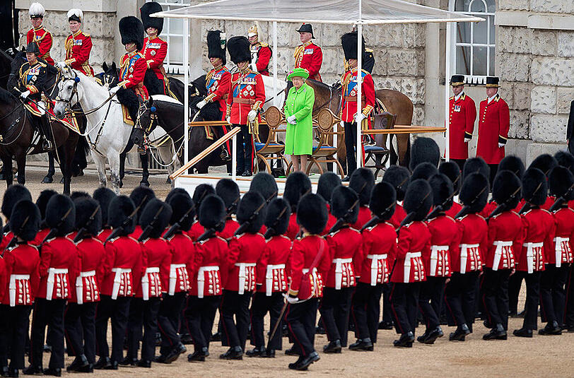 Mit einer farbenprächtigen Militärparade im Herzen Londons feiert Großbritannien den 90. Geburtstag von Königin Elizabeth II. Eine der Wachen verließen dabei die Kräfte - er kollabierte. Die Bilder...
