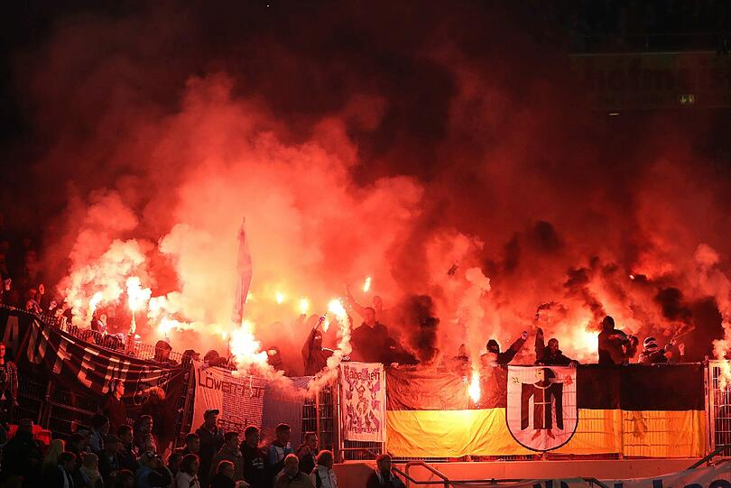 Martialische Bilder aus dem Löwen-Block. Beim Auswärtsspiel gegen Stuttgart zündeten Löwen-Ultras Bengalos.