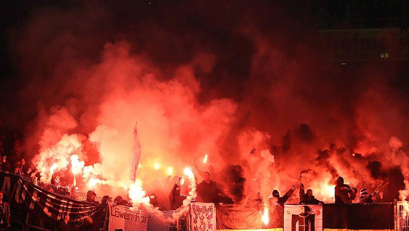 Martialische Bilder aus dem Löwen-Block. Beim Auswärtsspiel gegen Stuttgart zündeten Löwen-Ultras Bengalos. Martialische Bilder aus dem Löwen-Block. Beim Auswärtsspiel gegen Stuttgart zündeten Löwen-Ultras Bengalos.