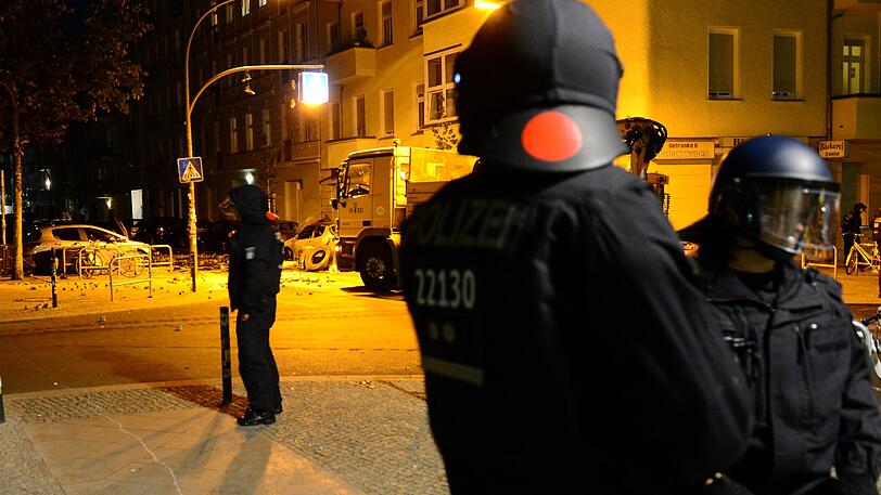 Dutzende Randalierer sind in der Nacht zum Samstag durch die Rigaer Straße in Berlin-Friedrichshain gezogen. Autos und ein Toilettenhäuschen gingen in Flammen auf.