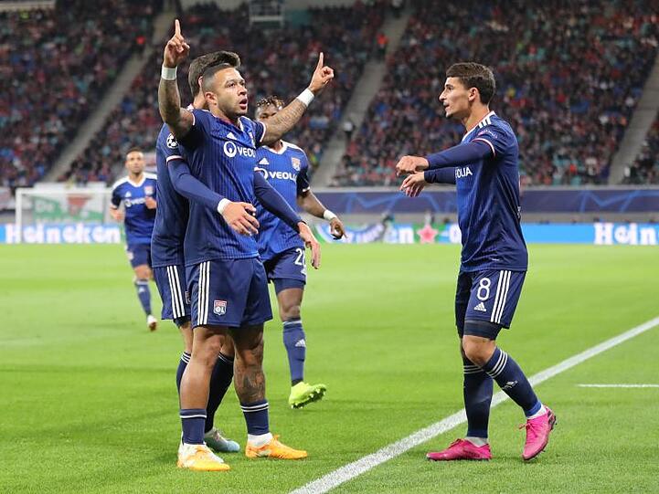 Lyons Memphis Depay (M) jubelt nach seinem Tor zur 1:0-Führung gegen die Leipziger Gäste mit seinen Mitspielern.
