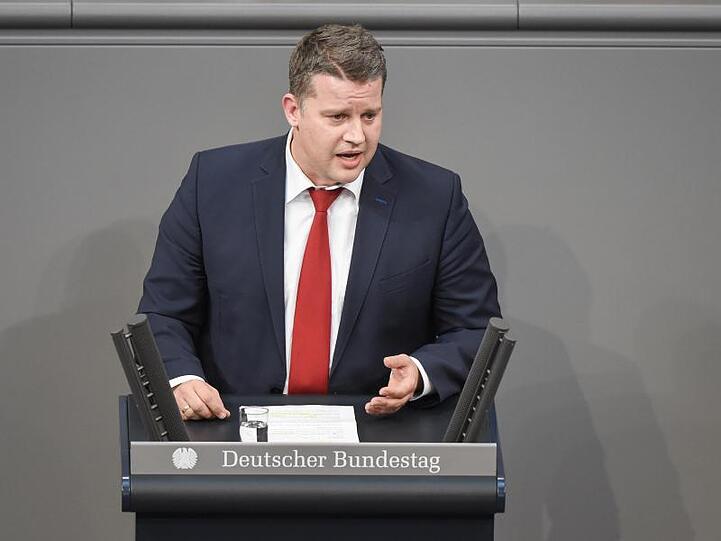 Carsten Träger (SPD) spricht im Deutschen Bundestag zu den Abgeordneten. Foto: Christophe Gateau/dpa/Archivbild