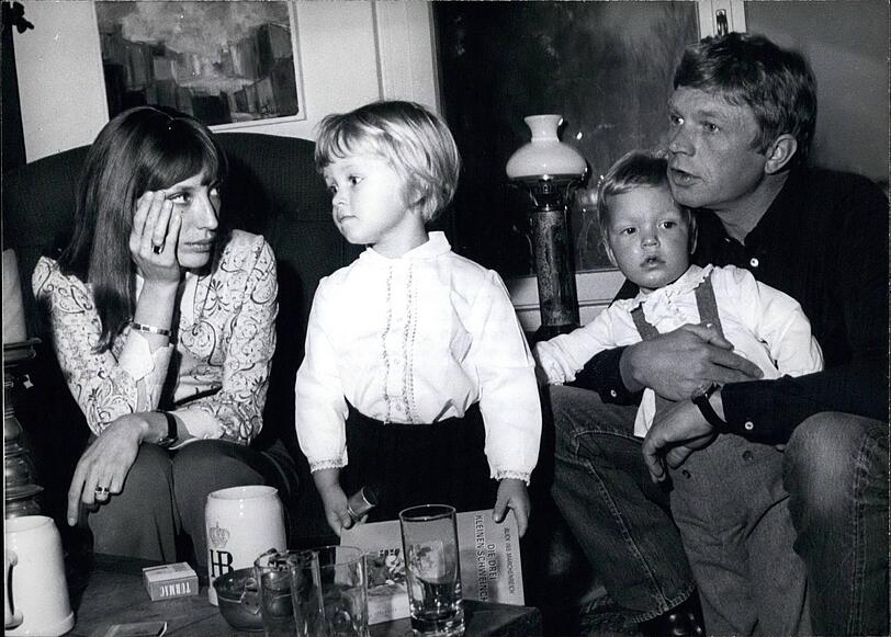 Hardy Krüger 1971 mit seiner damaligen Ehefrau Francesca und den Kindern Hardy jr. und Malaika. Hardy Krüger 1971 mit seiner damaligen Ehefrau Francesca und den Kindern Hardy jr. und Malaika.
