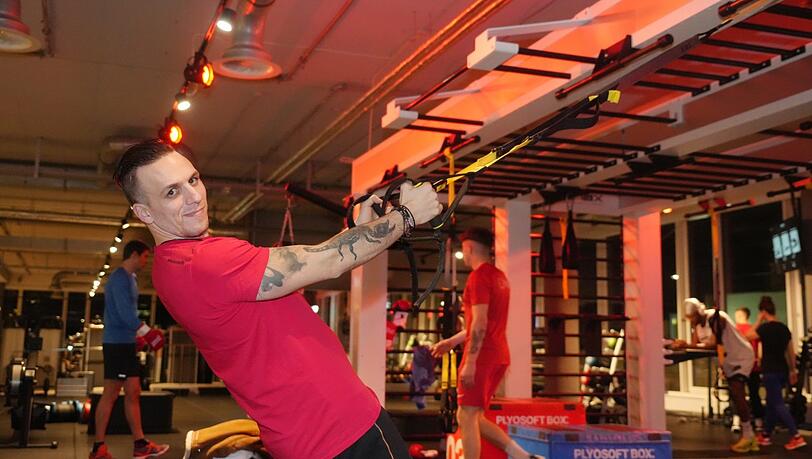 Niko Nanos zeigt eine Ruderübung mit TRX-Band. Niko Nanos zeigt eine Ruderübung mit TRX-Band.