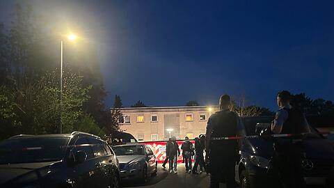 Die Polizei fahndet intensiv nach dem flüchtigen Täter.